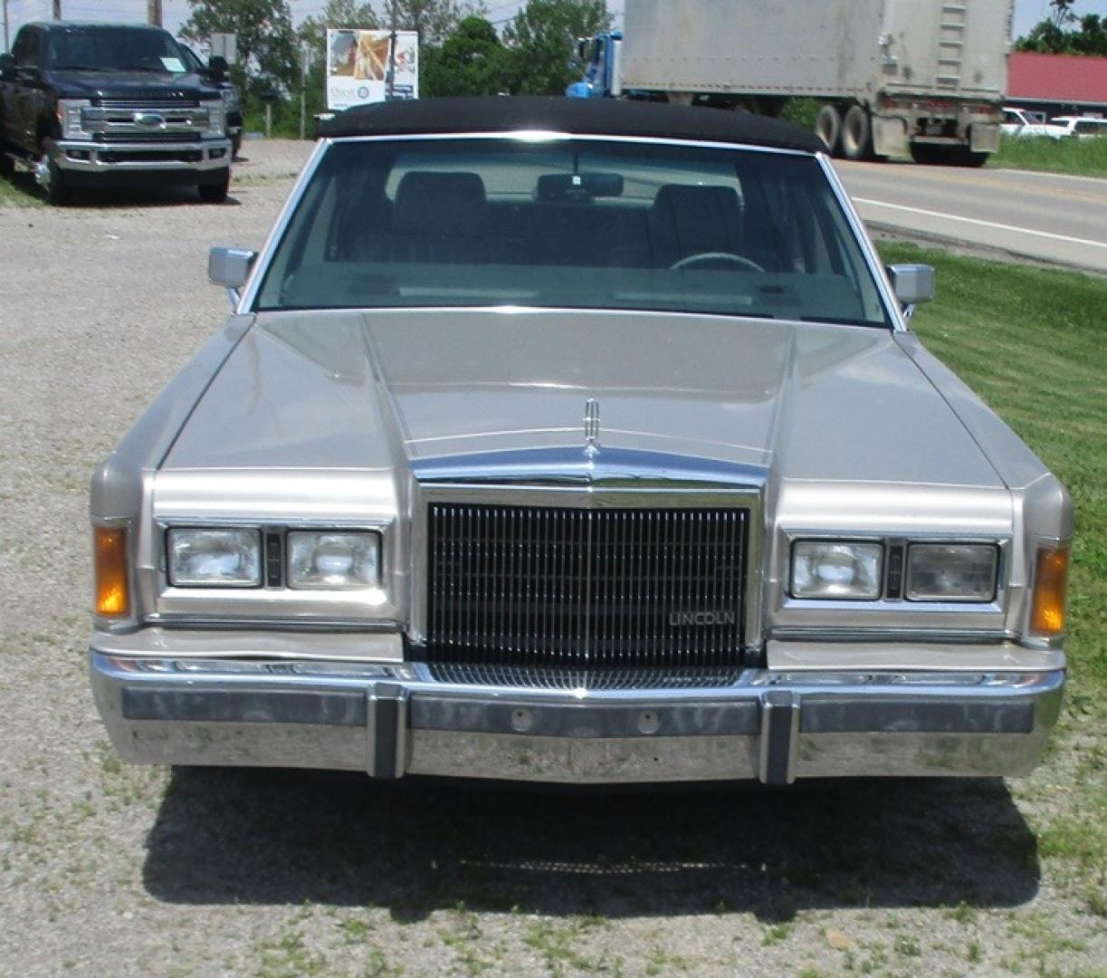 1989 Silver Frost /Titanium Lincoln Town Car (1LNBM81F5KY) with an V8 engine, Automatic transmission, located at 1725 US-68 N, Bellefontaine, OH, 43311, (937) 592-5466, 40.387783, -83.752388 - Photo#4